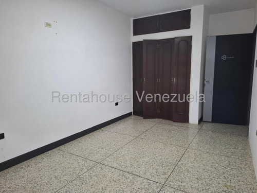 María Martínez Te Ofrece En Alquiler Este Espacioso Local Comercial Al Este De Barquisimeto, Piso De Granito, Área De Cocina, Ideal Para Centro Médico, Estético, Oficinas, Seguridad 24/7.
