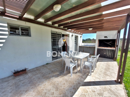 Casa En Punta Colorada - Piriápolis. 600 Metros De La Playa. 6 Personas, 3 Dormitorios, 2 Baños.