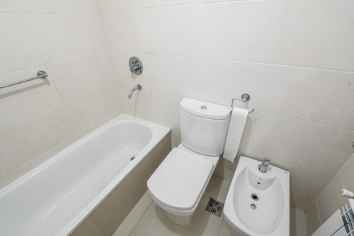 Departamento De 3 Dormitorios En Venta - Nuevo Con Cochera Y Patio - Centro
