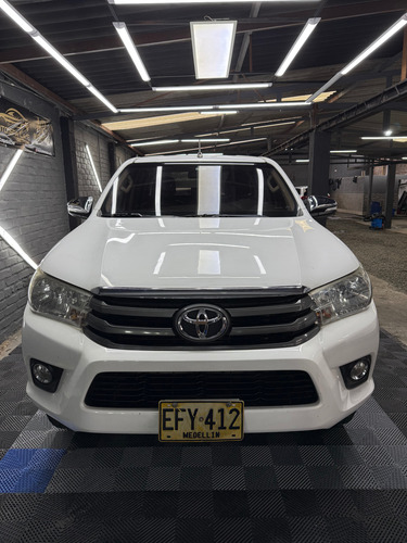 Toyota Hilux 2.7l MT 4x4
