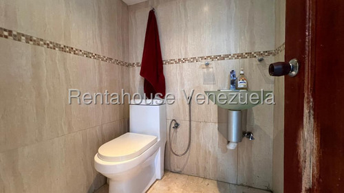 Ss: Vende Casa 25-19479 En Lomas De Prados Del Este De 210 M2, 4h/5b/3pe