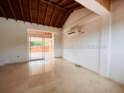 Casa Townhouse En Venta De 4 Niveles En Cantarrana Cocina Empotrada Piso De Mármol Parrillera Seguridad Nela 24-8827