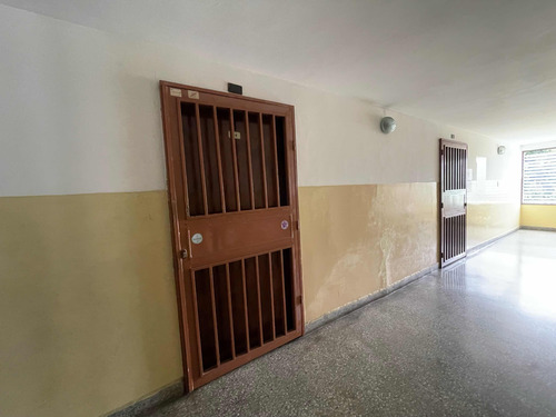 En Venta Edificio Comercial Ubicado En Los Teques Casco Central Calle Vargas. Cf