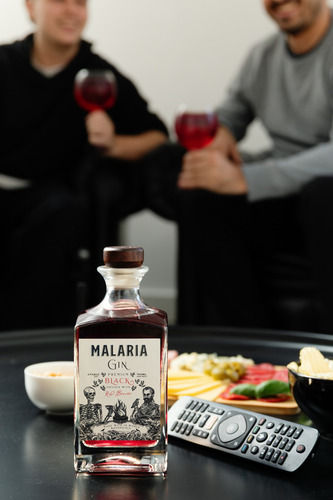 Jägermeister Licor Herbal 700ml + Malaria Gin Black Botella