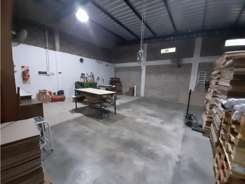 Chalet Con Galpon Induistrial En Venta. Excelente Propiedad