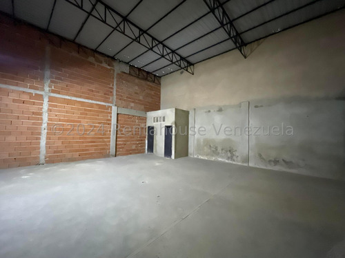 Excelente Galpón En Venta En Avenida Constitución Maracay Con Una Altura Ideal Para Fábricas O Depósitos, Este Espacio Cuenta Además Con Áreas De Oficinas Y Baños Nela 24-23444