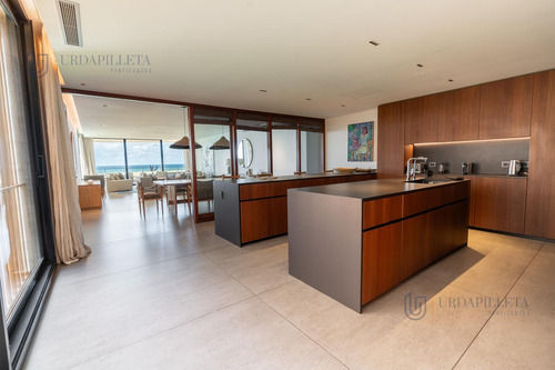 Apartamento En Venta En Punta Del Este, The Colette. amoblado.