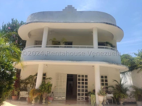 Majestuosa Casa De Diseño En La Florida En Venta