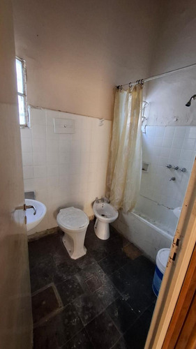 Casa De Pasillo En Venta De 1 Dormitorio Con Patio En Barrio Parque Casado