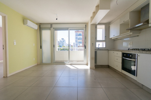 Venta Apartamento Cordón, Piso Alto, Luminoso.