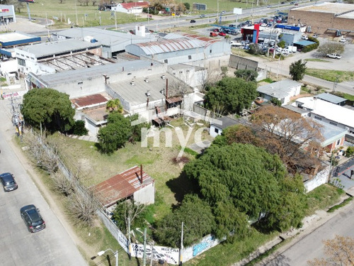 Terreno Esquina Manuel Oribe Y Monseñor Cabrera, A Una Cuadra De Roosevelt.