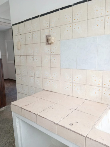 Imagen 7 de 14 de Venta Apartamento Un Dormitorio Y Medio Super Oferta, Locomoción En La Puerta