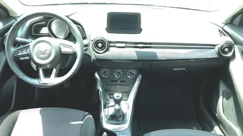 Mazda 2 Touring Sedan 2020