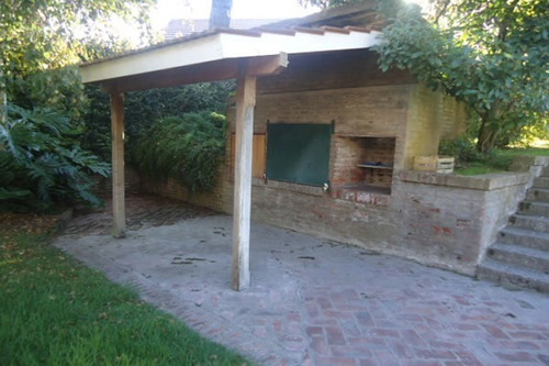 Imagen 30 de 30 de Excelente Chalet De 6 Ambientes Con Piscina Y Casa De Servicio Ideal Vivienda Permanente Muy Luminoso