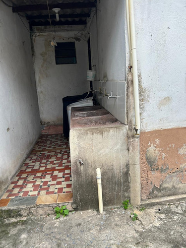 Uma Casa E Um Barracão, Em Um Lote Com 360 Metros Quadrados!