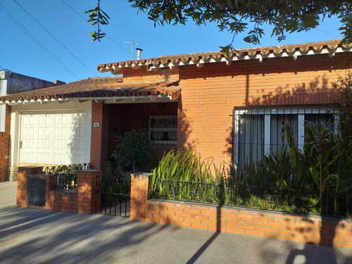 Chalet En Venta, 3 Amb. C/garage, Parque Y Parrilla- Miramar