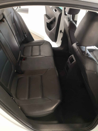 Imagen 10 de 21 de Volkswagen Jetta 2016 4p Sportline L5/2.5 Aut