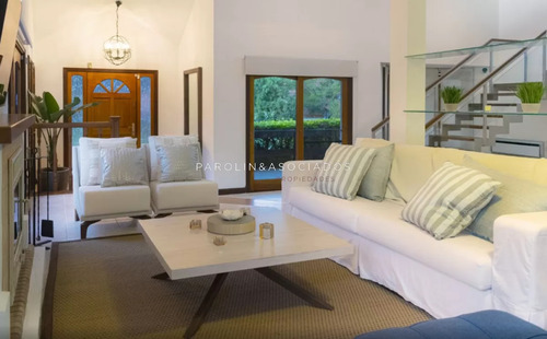 Casa En Venta De 4 Dormitorios En Playa Mansa, Punta Del Este.