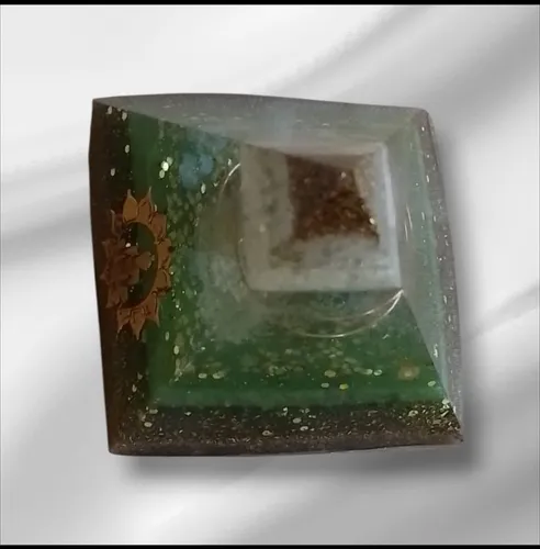 Pirámide Artesanal Orgón Meditación