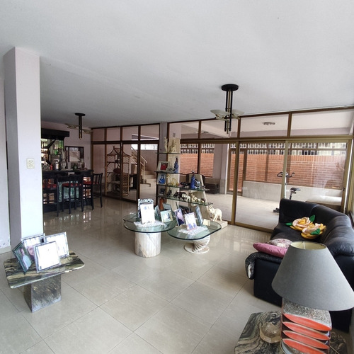 Imagen 2 de 13 de Urb. Prados Del Este, Casa En Venta.