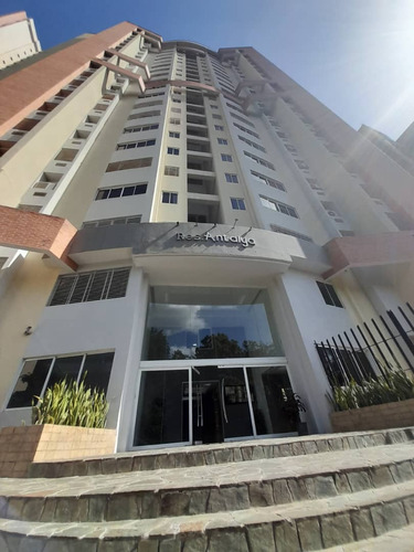 Se  Vende Hermoso Apartamento En Urb. Las Chimeneas, Res. Antalya, Valencia, Carabobo.