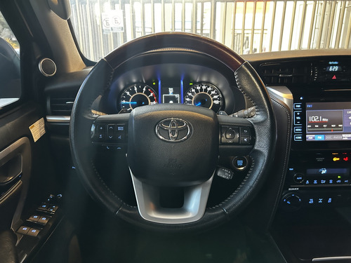 Toyota Hilux SW4 2.8 SRX 4X4 7 LUGARES 16V TURBO INTERCOOLER DIESEL 4P AUTOMÁTICO