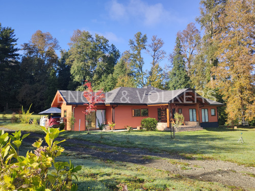 Acogedora Y Moderna Casa En Canto Del Lago En Pucón