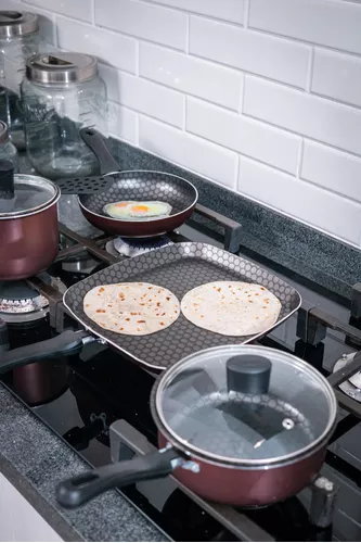 Batería de Cocina Cinsa Magnífica 10 piezas Aluminio con Antiadherente  Thermocell Tapas de Vidrio Rojo Metálico (319455) - CINSA