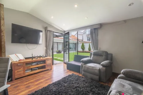 Casa En Venta En Malibu. Cod V14757