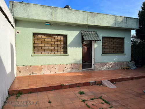 Casa En Venta 3 Dormitorios, 1 Balo, Fondo Y Cochera- Francisco Plá-cerrito