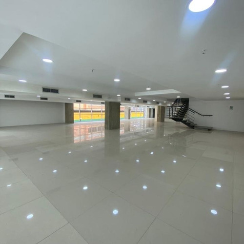 Imagen 3 de 16 de Planta Baja Industrial / Comercial En Alquiler - Urb. La Urbina