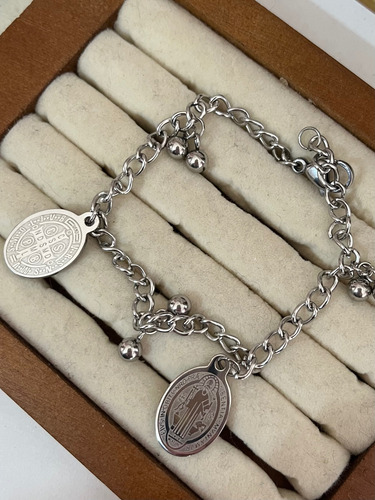 Pulsera Con Dijes De San Benito - Acero Quirúrgico Plateado 6 Cm 18 Cm