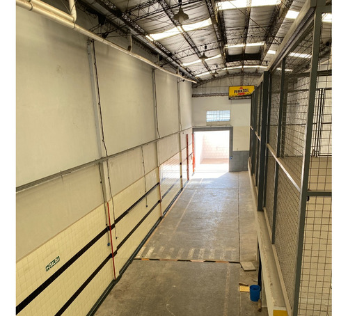 Depósito/galpón C.a.b.a. Titular Vende Ó Alquila A 3000 Dolares Mensuales, Zonif: E2 , Luz Trifásica, Ideal Situación Geográfica A Metros Salida Autopista Dellepiane A 1000 Metros Avenida Gral. Paz