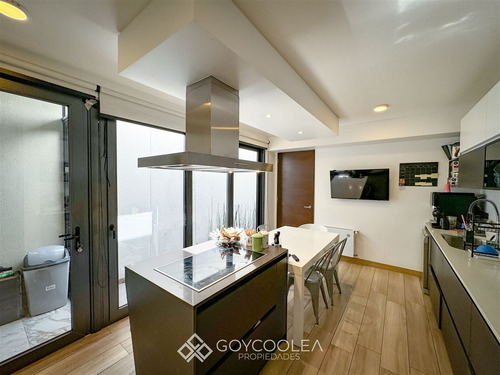 Casa En Venta De 4 Dorm. En Lo Barnechea