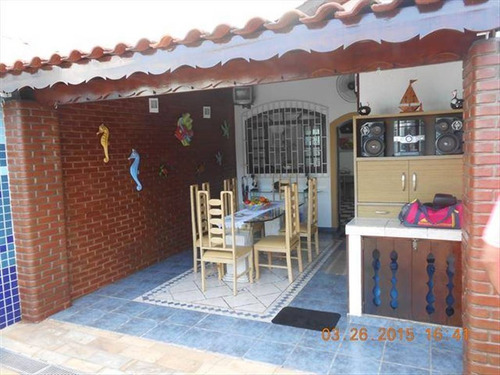 Imagem 1 de 30 de Casa De Alto Padrão Na Vila Valença Com 3 Dormitorios Jardim De Inverno Sala Dois Ambientes Piscina Moveis Planejados E Garagem Para 5 Carros Melhor Localização De São Vicente - Hm1647