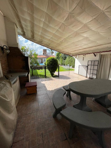 Imagen 12 de 15 de Hermoso Chalet En Venta Con Amplio Jardín, Piscina Y Cochera En Banfield