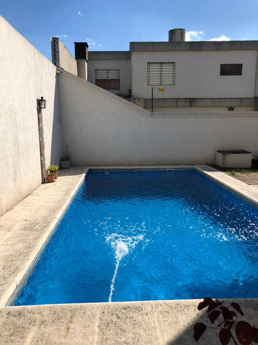 Venta Casa 5 Ambientes Con Garaje, Quincho Y Piscina En Haedo.