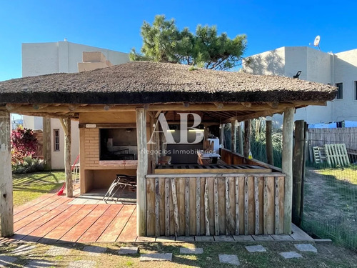 Hermoso Complejo De 4 Apartamentos Con Piscina En Punta Del Diablo