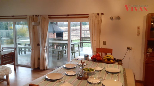Casa Y Cabaña De Visitas, En Venta Amobladas, 6 D. En Pucón