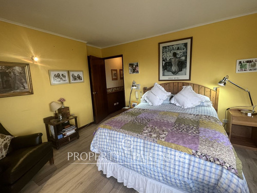 Casa Sólida Estilo Español En Sector Tradicional
