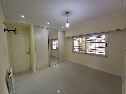 Casa En Venta De 5 Ambientes Con Cochera, Jardín Y Quincho