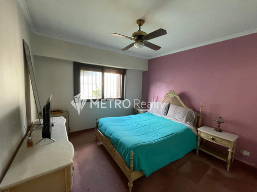 Casa En Venta 4 Ambientes Con Cochera Y Jardin En Bernal Centro