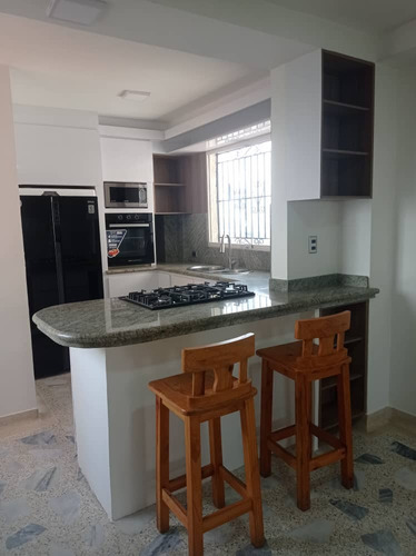 Mile/ En Venta Apto Semi Equipado En Pueblo Nuevo, Res. Plaza Bonita