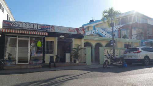 Vendo Casa Con Locales En El Centro De La Ciudad De Samaná.