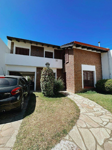 Casa En Venta De 3 Dormitorios C/ Cochera En Villa Del Parque