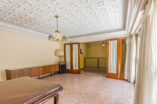 Ph En Piso Con Entrada Independiente De 3 Ambientes, Con Patio, Balcón, Cochera Y Terraza En Venta En Boedo, Caba.