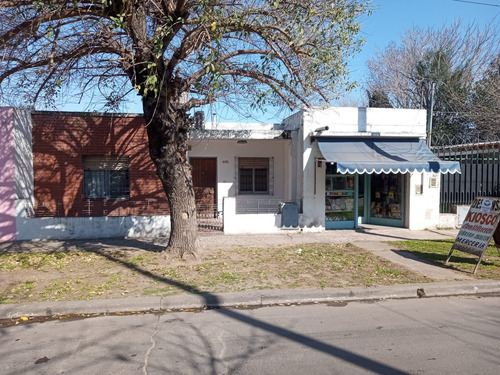 Casa Con Local En Venta A 2 Cuadras De Av. Gaspar Campos...