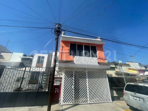 Casa En Venta, 2 Recamaras, 3 Niveles, Elevador, Serviplaza Momoxpan, Puebla