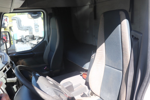 Imagem 9 de 10 de Volvo Vm 330 Ano 2015