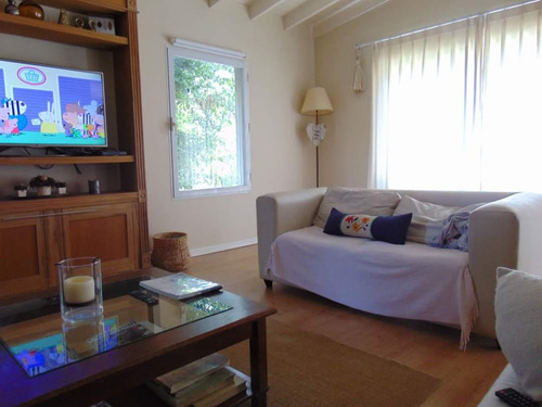 Casa En Venta - 3 Dormitorios 2 Baños - 200mts2 - Azul